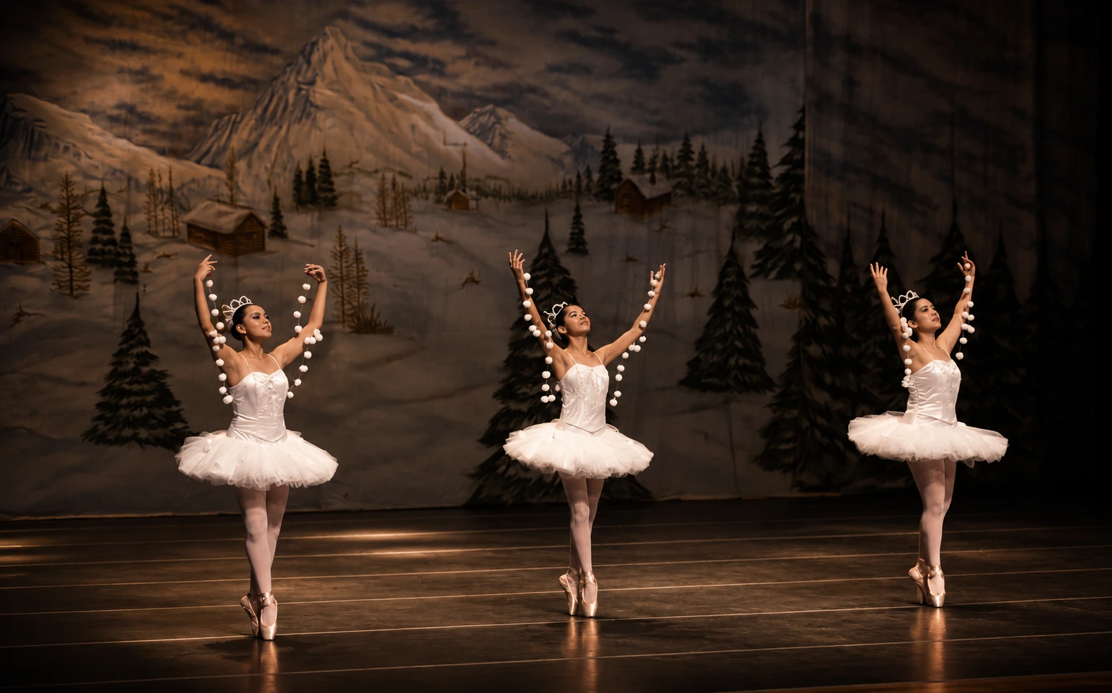 Interior de un estudio de ballet histórico con luz dorada